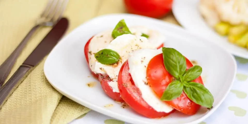 Салат Капрезе з фаршированим томатом як сучасна інтерпретація класичного середземноморського смаку